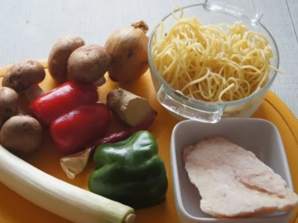 Rezept: Spaghettini-Wok mit Ei, Hähnchenbrustfilet und Gemüse Bild Nr. 2 Spaghettini-Wok mit Ei, Hähnchenbrustfilet und Gemüse - Rezept - Bild Nr. 2