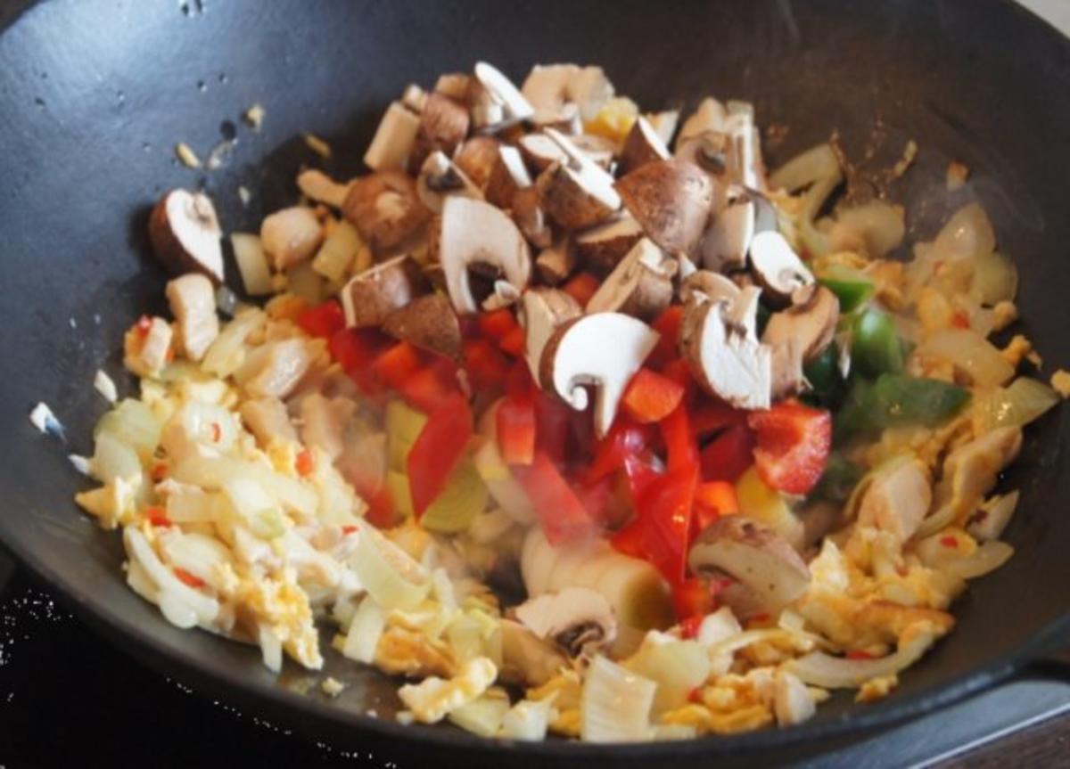 Spaghettini-Wok mit Ei, Hähnchenbrustfilet und Gemüse - Rezept - Bild Nr. 7