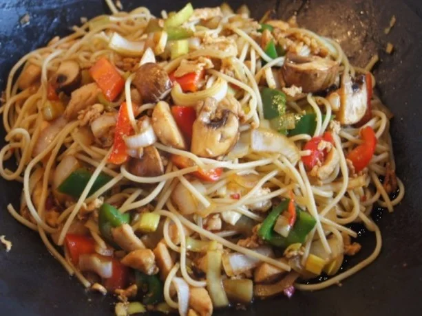 Rezept: Spaghettini-Wok mit Ei, Hähnchenbrustfilet und Gemüse Bild Nr. 11 Spaghettini-Wok mit Ei, Hähnchenbrustfilet und Gemüse - Rezept - Bild Nr. 11