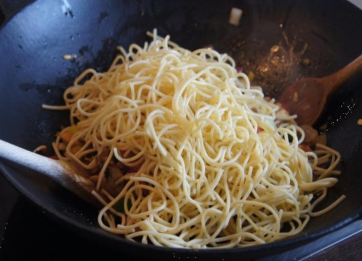 Spaghettini-Wok mit Ei, Hähnchenbrustfilet und Gemüse - Rezept - Bild Nr. 10