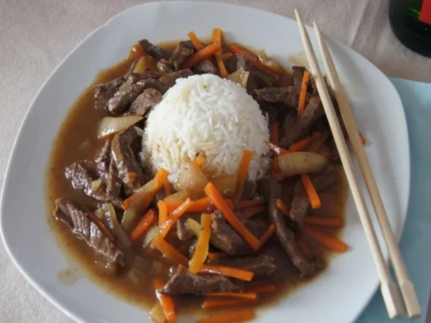 Rindfleisch mit Zwiebeln und Möhrenstiften - Rezept