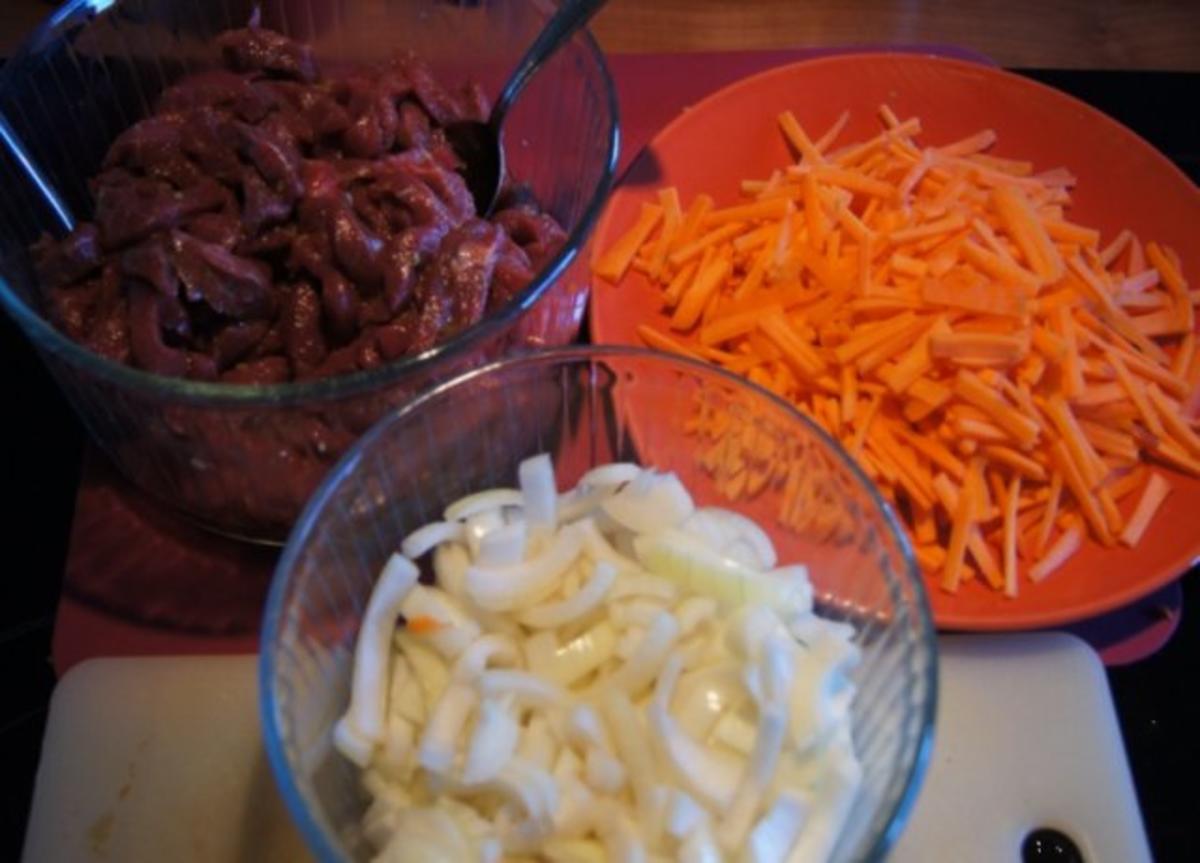 Rindfleisch mit Zwiebeln und Möhrenstiften - Rezept - Bild Nr. 3