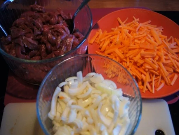 Rindfleisch mit Zwiebeln und Möhrenstiften - Rezept - Bild Nr. 3