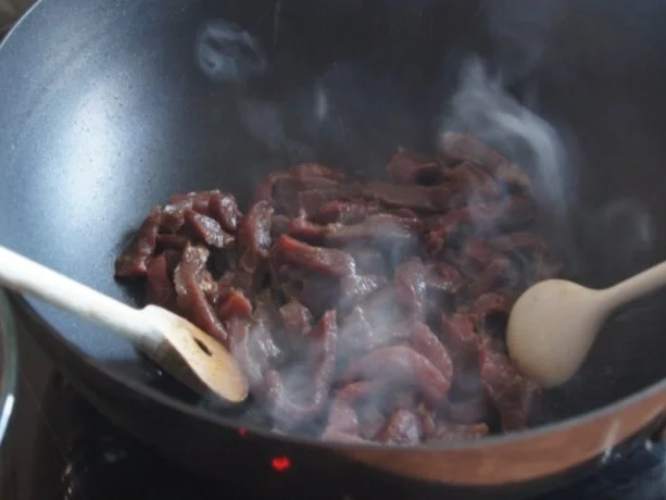 Rindfleisch mit Zwiebeln und Möhrenstiften - Rezept - Bild Nr. 4