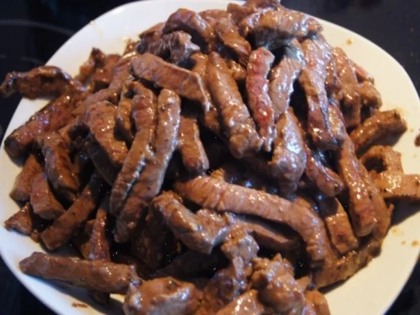 Rindfleisch mit Zwiebeln und Möhrenstiften - Rezept - Bild Nr. 5