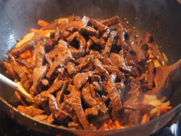 Rindfleisch mit Zwiebeln und Möhrenstiften - Rezept - Bild Nr. 7