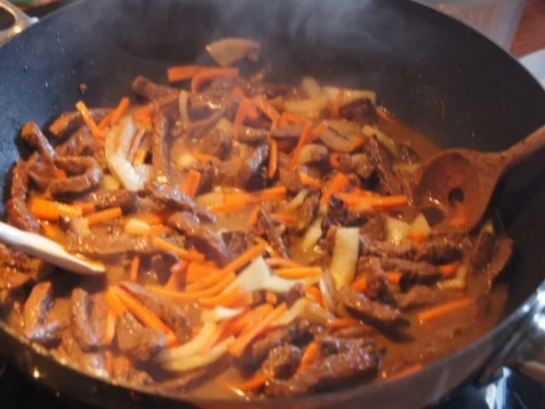 Rindfleisch mit Zwiebeln und Möhrenstiften - Rezept - Bild Nr. 8