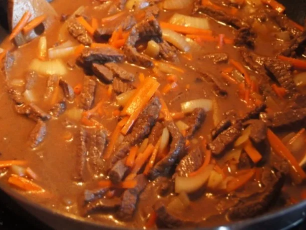 Rindfleisch mit Zwiebeln und Möhrenstiften - Rezept - Bild Nr. 9