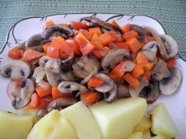 Rezept: Champignons - Paprika - Apfel - Zwiebel - Pfanne Champignons - Paprika - Apfel - Zwiebel - Pfanne - Rezept