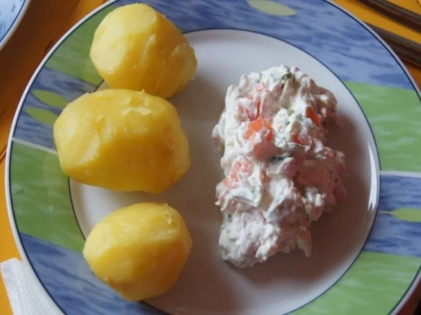 Rezept: Pellkartoffeln mit Quark-Dip und geräucherter Lachsforelle Pellkartoffeln mit Quark-Dip und geräucherter Lachsforelle - Rezept