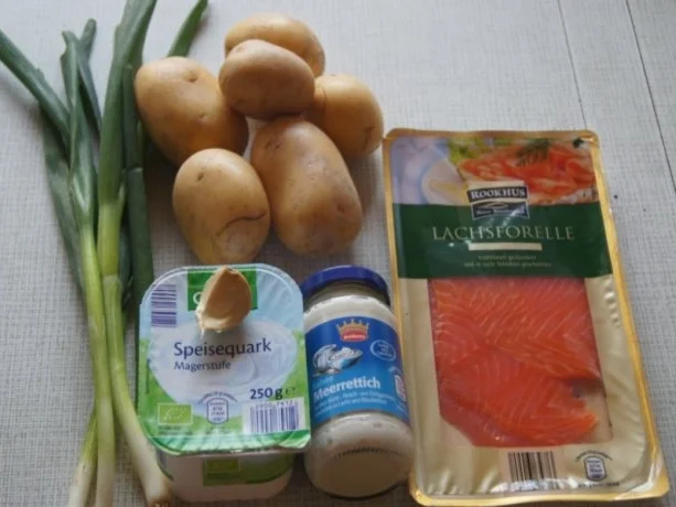 Rezept: Pellkartoffeln mit Quark-Dip und geräucherter Lachsforelle Bild Nr. 2 Pellkartoffeln mit Quark-Dip und geräucherter Lachsforelle - Rezept - Bild Nr. 2