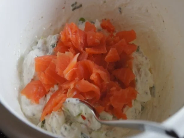 Rezept: Pellkartoffeln mit Quark-Dip und geräucherter Lachsforelle Bild Nr. 4 Pellkartoffeln mit Quark-Dip und geräucherter Lachsforelle - Rezept - Bild Nr. 4