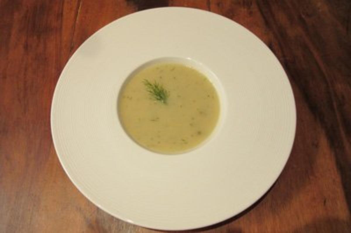 Samtige Suppe von der Pastinake und Apfel, mit Ingwer und Dill verfeinert - Rezept