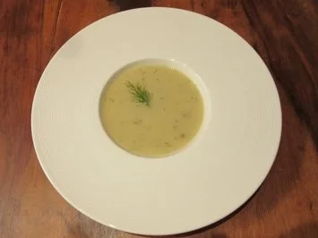 Samtige Suppe von der Pastinake und Apfel, mit Ingwer und Dill verfeinert - Rezept