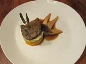 Dreierlei Püree mit feiner Kalbsleber an Salbei, Rotweinsauce und warmen Birnen - Rezept