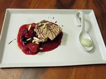 Rezept: Schokoladen–Mandel–Parfait mit warmen Beeren und Minze Schokoladen–Mandel–Parfait mit warmen Beeren und Minze - Rezept