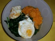 Knuspriges Ei auf Korianderspinat mit Süßkartoffelpüree - Rezept