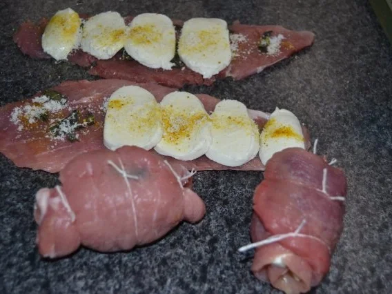 Rezept: Schweinerouladen mit Salbei-Mozzarella Füllung Bild Nr. 4 Schweinerouladen mit Salbei-Mozzarella Füllung - Rezept - Bild Nr. 4