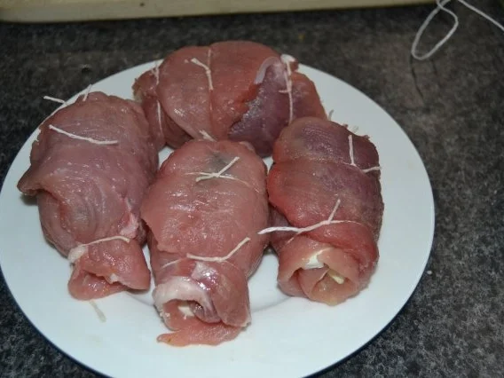 Rezept: Schweinerouladen mit Salbei-Mozzarella Füllung Bild Nr. 5 Schweinerouladen mit Salbei-Mozzarella Füllung - Rezept - Bild Nr. 5