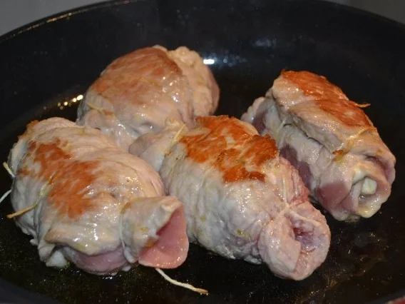 Rezept: Schweinerouladen mit Salbei-Mozzarella Füllung Bild Nr. 6 Schweinerouladen mit Salbei-Mozzarella Füllung - Rezept - Bild Nr. 6