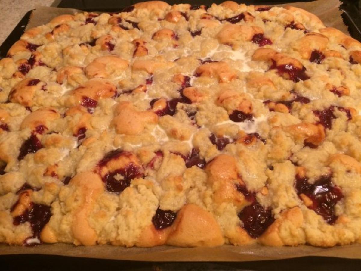 Kirschstreusel mit Sahneguß - Rezept mit Bild - kochbar.de