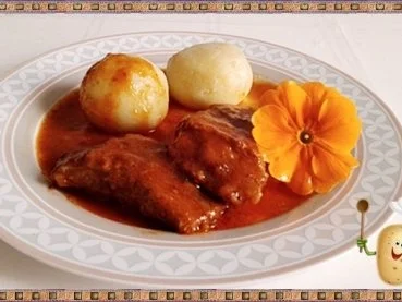 Rezept: Gefüllte Kartoffelklöße mit Sauerkraut und Champignons nach Art des Hauses Gefüllte Kartoffelklöße mit Sauerkraut und Champignons nach Art des Hauses - Rezept