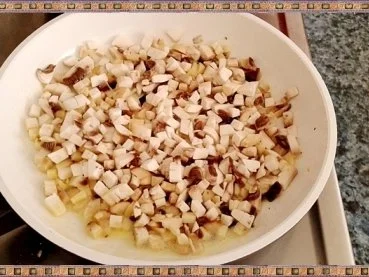 Rezept: Gefüllte Kartoffelklöße mit Sauerkraut und Champignons nach Art des Hauses Bild Nr. 8 Gefüllte Kartoffelklöße mit Sauerkraut und Champignons nach Art des Hauses - Rezept - Bild Nr. 8