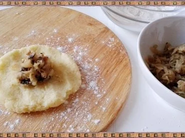Rezept: Gefüllte Kartoffelklöße mit Sauerkraut und Champignons nach Art des Hauses Bild Nr. 25 Gefüllte Kartoffelklöße mit Sauerkraut und Champignons nach Art des Hauses - Rezept - Bild Nr. 25