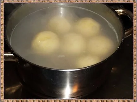 Rezept: Gefüllte Kartoffelklöße mit Sauerkraut und Champignons nach Art des Hauses Bild Nr. 30 Gefüllte Kartoffelklöße mit Sauerkraut und Champignons nach Art des Hauses - Rezept - Bild Nr. 30