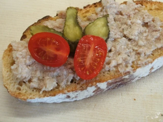 Rezept: Wurst: Zwiebelmettwurst mit Knoblauch, gekocht Wurst: Zwiebelmettwurst mit Knoblauch, gekocht - Rezept