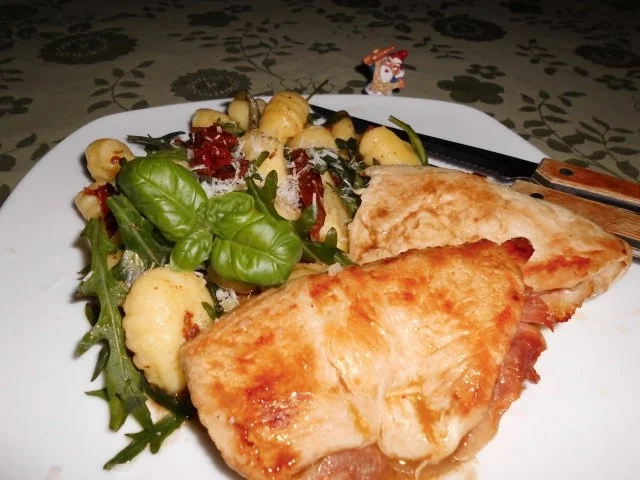 Rezept: Puten-Saltimbocca mit Gnocchi Burro Salvia>> Puten-Saltimbocca mit Gnocchi Burro Salvia>> - Rezept