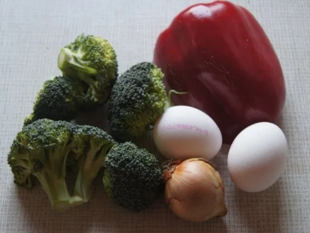 Omelett mit Brokkoli und Paprika - Rezept - Bild Nr. 2