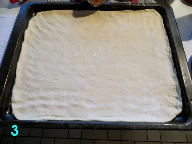 Rezept: Schnelle Pizza Thunfisch im E-Herd Bild Nr. 3 Schnelle Pizza Thunfisch im E-Herd - Rezept - Bild Nr. 3