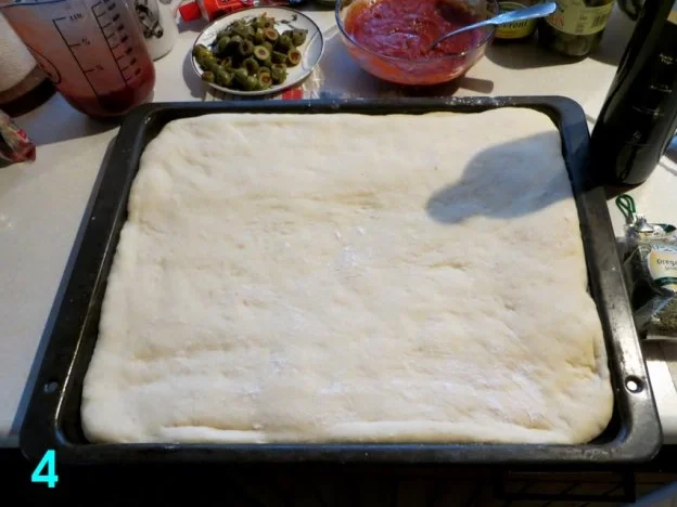 Rezept: Schnelle Pizza Thunfisch im E-Herd Bild Nr. 4 Schnelle Pizza Thunfisch im E-Herd - Rezept - Bild Nr. 4