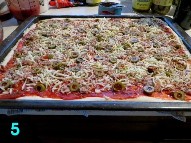 Rezept: Schnelle Pizza Thunfisch im E-Herd Bild Nr. 5 Schnelle Pizza Thunfisch im E-Herd - Rezept - Bild Nr. 5