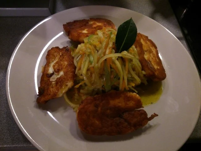 Halloumi, kross gebraten mit Gemüsespaghetti - Rezept