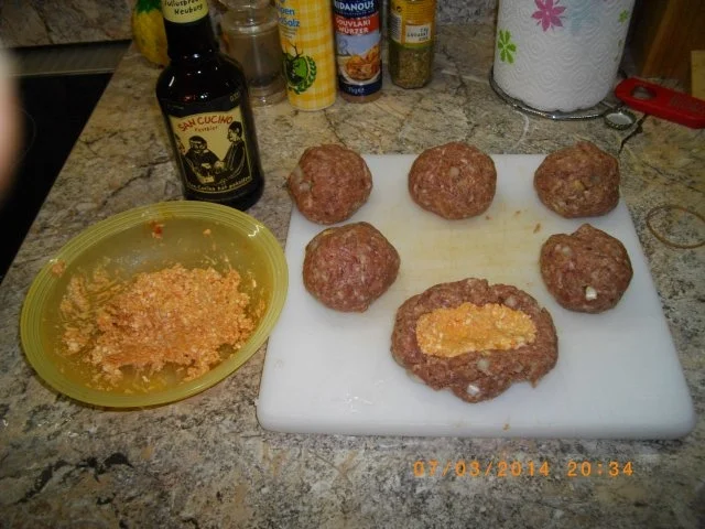 Bifteki gefüllt mit Feta - Rezept