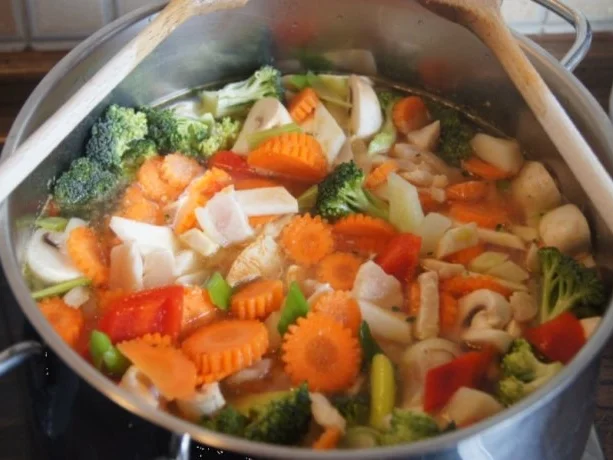 Rezept: Hähnchenbrustfiletsuppe mit Gemüse Bild Nr. 7 Hähnchenbrustfiletsuppe mit Gemüse - Rezept - Bild Nr. 7