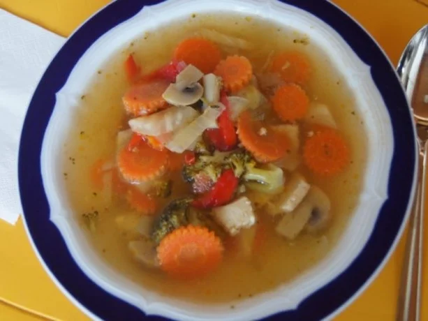 Rezept: Hähnchenbrustfiletsuppe mit Gemüse Bild Nr. 10 Hähnchenbrustfiletsuppe mit Gemüse - Rezept - Bild Nr. 10