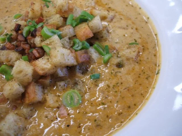 Rezept: Suppen: Pastinakensuppe mit Kräuterbuttercroutons Suppen: Pastinakensuppe mit Kräuterbuttercroutons - Rezept