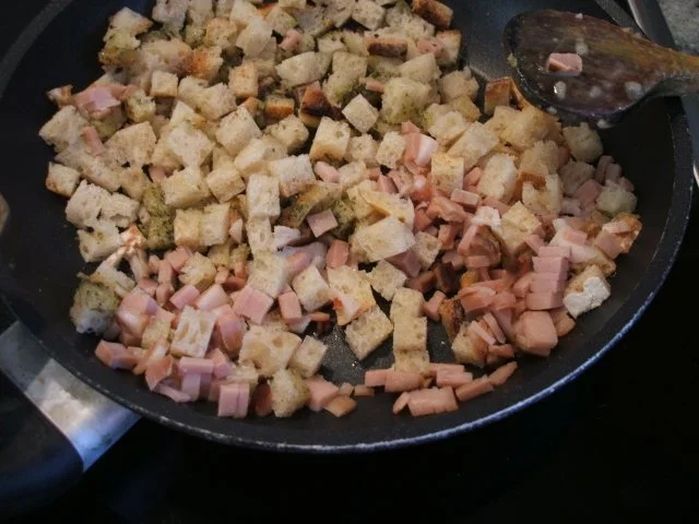 Rezept: Suppen: Pastinakensuppe mit Kräuterbuttercroutons Bild Nr. 6 Suppen: Pastinakensuppe mit Kräuterbuttercroutons - Rezept - Bild Nr. 6