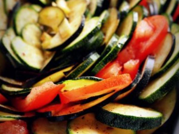 Beilage: Ratatouille Auflauf mit Käse überbacken vegetarisch mediterran ... Beilage: Ratatouille Auflauf mit Käse überbacken vegetarisch mediterran ...