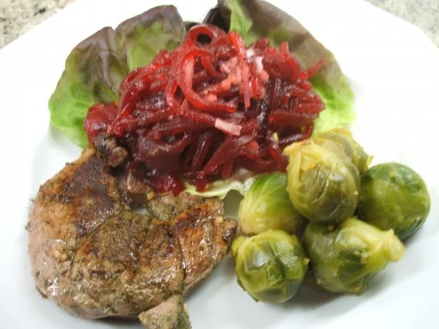 Rehmedaillons mit Rosenkohl und Rote-Bete-Salat - Rezept