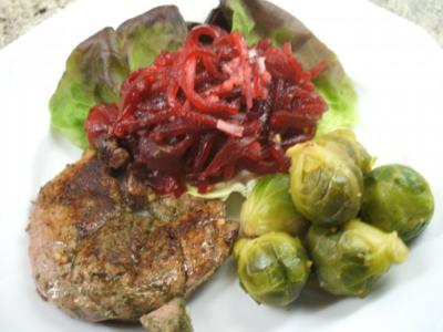 Rehmedaillons mit Rosenkohl und Rote-Bete-Salat - Rezept