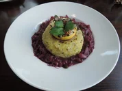 Halb & Halb - Kartoffelkloß mit Kürbiskern-Öl auf Birnenrotkraut - Rezept