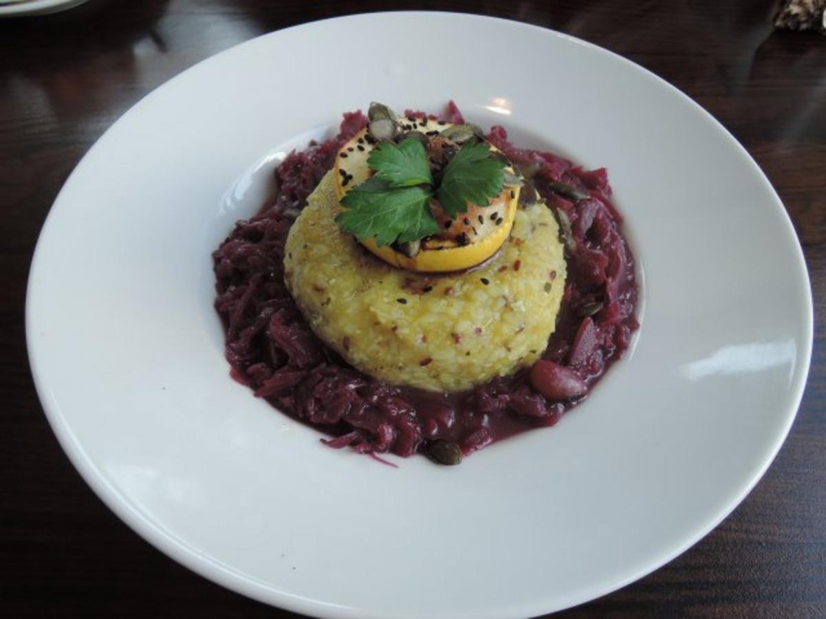 Bilder für Halb & Halb - Kartoffelkloß mit Kürbiskern-Öl auf Birnenrotkraut - Rezept