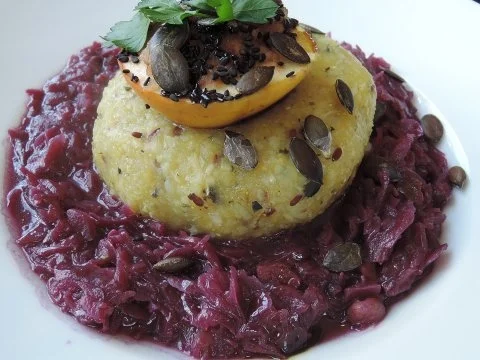 Halb & Halb - Kartoffelkloß mit Kürbiskern-Öl auf Birnenrotkraut - Rezept - Bild Nr. 2