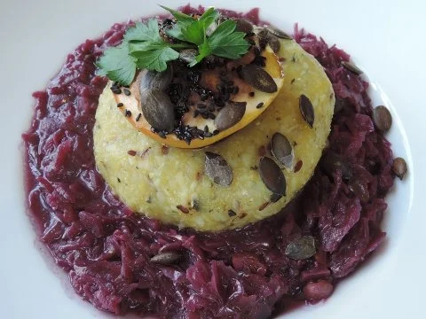 Halb & Halb - Kartoffelkloß mit Kürbiskern-Öl auf Birnenrotkraut - Rezept - Bild Nr. 3