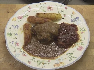 Kalbsbäckchen mit Zwiebelconfit und 'La Ratte' geröstet - Rezept