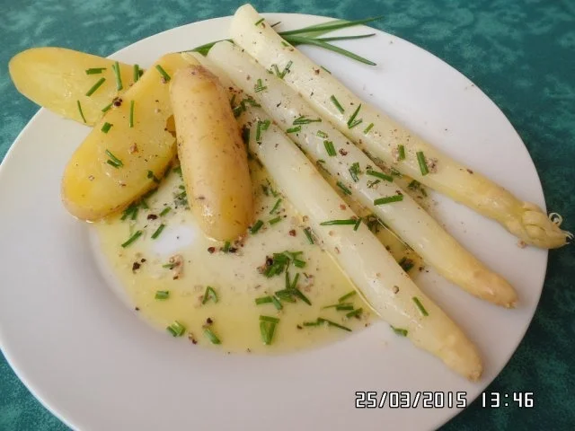 Spargel mit neuen Kartoffeln und Schittlauch-Butter - Rezept